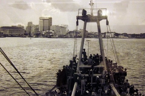 Tàu hải quân của ta đón các chiến sĩ bị địch bắt tù đày ở Côn Đảo trở về Sài Gòn